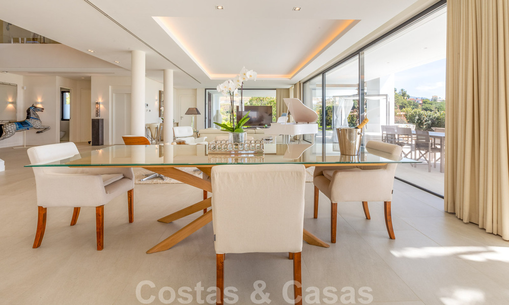 Lista para entrar a vivir, villa moderna y contemporánea en venta con golf y vistas al mar en un resort de golf de cinco estrellas en Marbella - Benahavis 35389