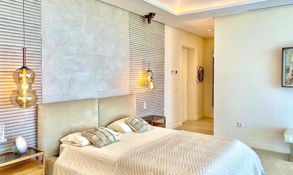 Lista para entrar a vivir, villa moderna y contemporánea en venta con golf y vistas al mar en un resort de golf de cinco estrellas en Marbella - Benahavis 35390