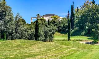 Lista para entrar a vivir, villa moderna y contemporánea en venta con golf y vistas al mar en un resort de golf de cinco estrellas en Marbella - Benahavis 35393 