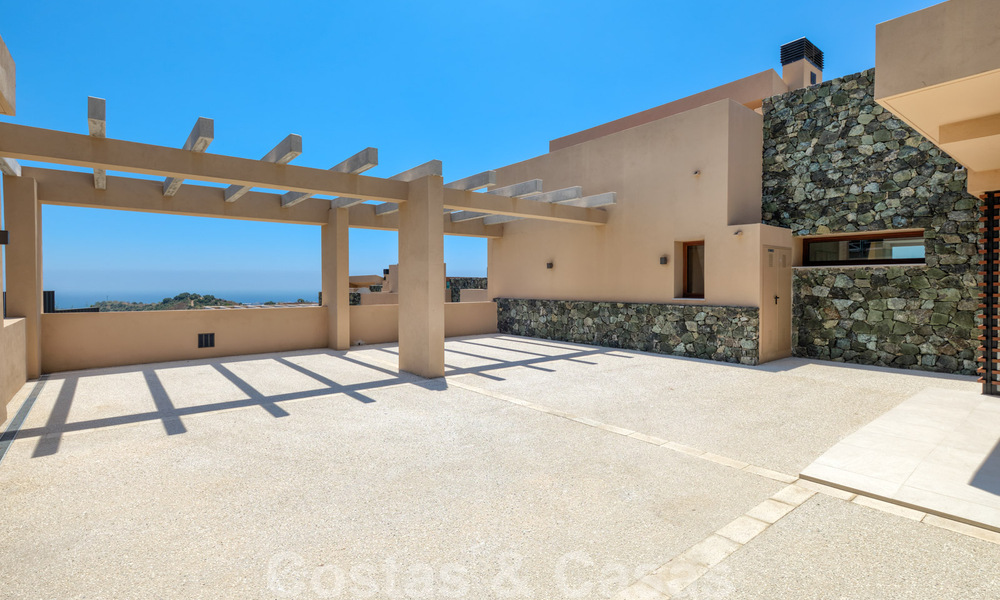 Ático nuevo con vistas panorámicas a la costa en venta en una hermosa finca en la montaña, Benahavis - Marbella 35453