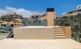 Ático nuevo con vistas panorámicas a la costa en venta en una hermosa finca en la montaña, Benahavis - Marbella 35478 