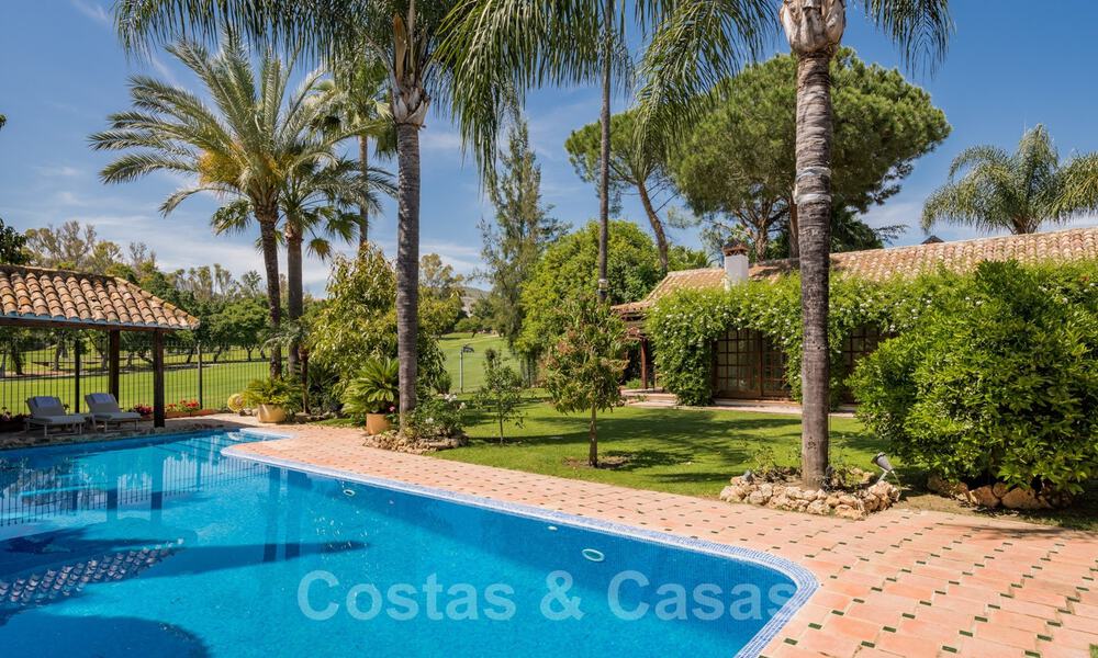 Romántica villa en primera línea de golf en venta en Nueva Andalucía, Marbella con impresionantes vistas al campo de golf 35504