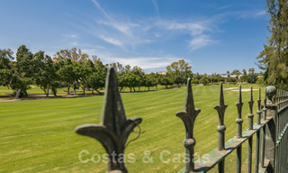 Romántica villa en primera línea de golf en venta en Nueva Andalucía, Marbella con impresionantes vistas al campo de golf 35505 