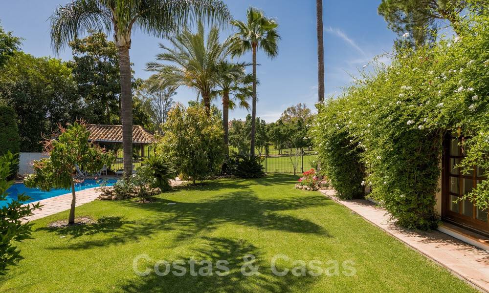 Romántica villa en primera línea de golf en venta en Nueva Andalucía, Marbella con impresionantes vistas al campo de golf 35508