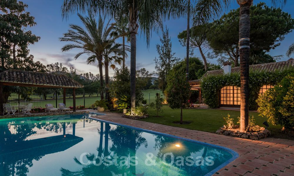 Romántica villa en primera línea de golf en venta en Nueva Andalucía, Marbella con impresionantes vistas al campo de golf 35513
