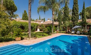 Romántica villa en primera línea de golf en venta en Nueva Andalucía, Marbella con impresionantes vistas al campo de golf 35515 