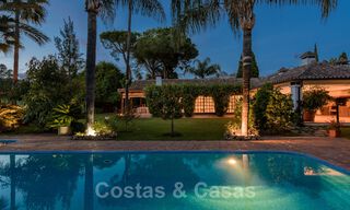 Romántica villa en primera línea de golf en venta en Nueva Andalucía, Marbella con impresionantes vistas al campo de golf 35524 