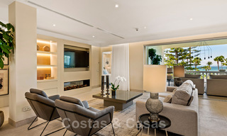 Exclusivo apartamento en venta con vistas al mar en un complejo en primera línea de playa en la Nueva Milla de Oro, Marbella - Estepona 35540 