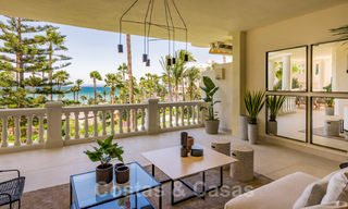 Exclusivo apartamento en venta con vistas al mar en un complejo en primera línea de playa en la Nueva Milla de Oro, Marbella - Estepona 35541 