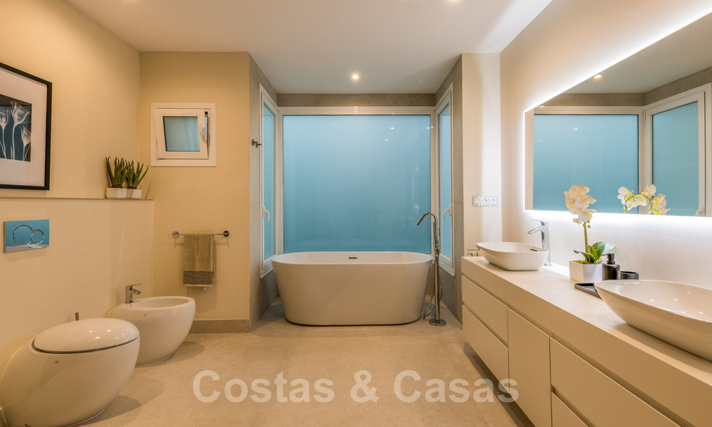 Exclusivo apartamento en venta con vistas al mar en un complejo en primera línea de playa en la Nueva Milla de Oro, Marbella - Estepona 35545