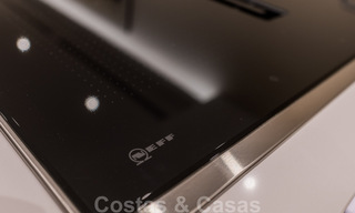 Exclusivo apartamento en venta con vistas al mar en un complejo en primera línea de playa en la Nueva Milla de Oro, Marbella - Estepona 35548 