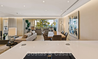 ¡Nuevo en el mercado! Exclusivo apartamento en venta con vistas al mar en un complejo en primera línea de playa en la Nueva Milla de Oro, Marbella - Estepona 35549 