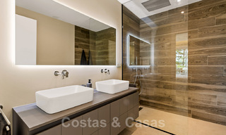 Exclusivo apartamento en venta con vistas al mar en un complejo en primera línea de playa en la Nueva Milla de Oro, Marbella - Estepona 35550 