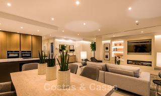 Exclusivo apartamento en venta con vistas al mar en un complejo en primera línea de playa en la Nueva Milla de Oro, Marbella - Estepona 35551 