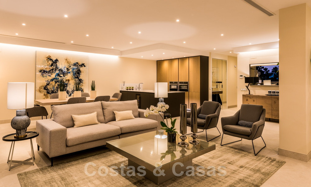 Exclusivo apartamento en venta con vistas al mar en un complejo en primera línea de playa en la Nueva Milla de Oro, Marbella - Estepona 35554