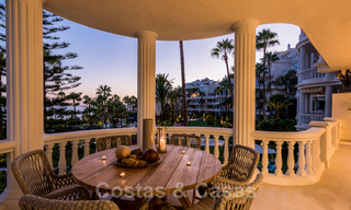 ¡Nuevo en el mercado! Exclusivo apartamento en venta con vistas al mar en un complejo en primera línea de playa en la Nueva Milla de Oro, Marbella - Estepona 35555 