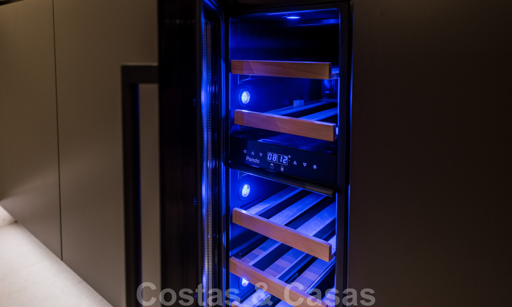 Exclusivo apartamento en venta con vistas al mar en un complejo en primera línea de playa en la Nueva Milla de Oro, Marbella - Estepona 35556