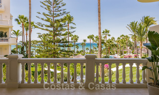 Exclusivo apartamento en venta con vistas al mar en un complejo en primera línea de playa en la Nueva Milla de Oro, Marbella - Estepona 35558 