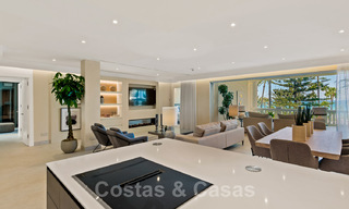 ¡Nuevo en el mercado! Exclusivo apartamento en venta con vistas al mar en un complejo en primera línea de playa en la Nueva Milla de Oro, Marbella - Estepona 35560 