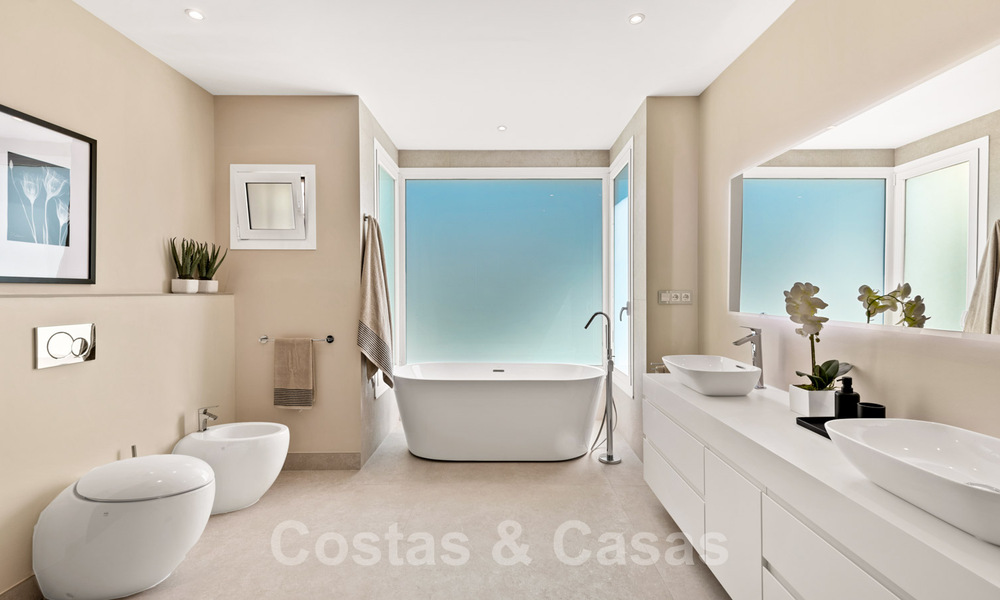 Exclusivo apartamento en venta con vistas al mar en un complejo en primera línea de playa en la Nueva Milla de Oro, Marbella - Estepona 35561