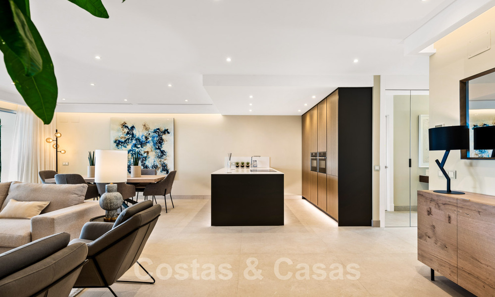 Exclusivo apartamento en venta con vistas al mar en un complejo en primera línea de playa en la Nueva Milla de Oro, Marbella - Estepona 35563