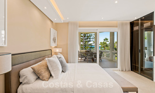 Exclusivo apartamento en venta con vistas al mar en un complejo en primera línea de playa en la Nueva Milla de Oro, Marbella - Estepona 35567 