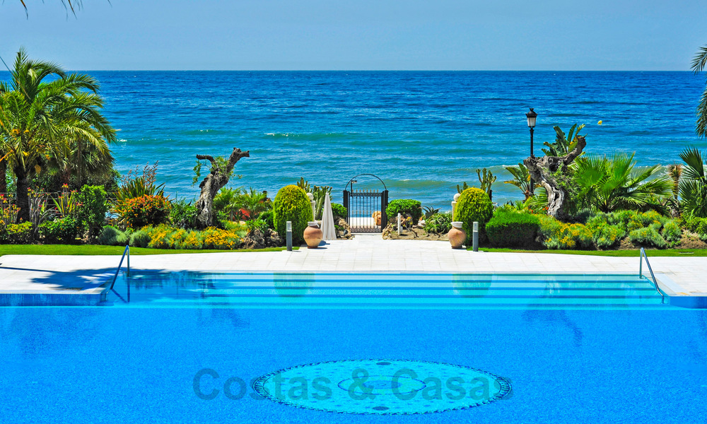 Exclusivo apartamento en venta con vistas al mar en un complejo en primera línea de playa en la Nueva Milla de Oro, Marbella - Estepona 35572
