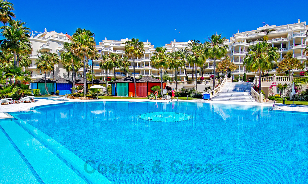 ¡Nuevo en el mercado! Exclusivo apartamento en venta con vistas al mar en un complejo en primera línea de playa en la Nueva Milla de Oro, Marbella - Estepona 35575