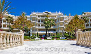 ¡Nuevo en el mercado! Exclusivo apartamento en venta con vistas al mar en un complejo en primera línea de playa en la Nueva Milla de Oro, Marbella - Estepona 35576 