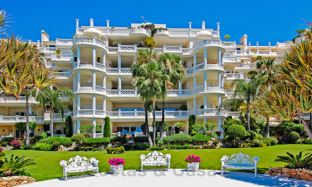 ¡Nuevo en el mercado! Exclusivo apartamento en venta con vistas al mar en un complejo en primera línea de playa en la Nueva Milla de Oro, Marbella - Estepona 35577