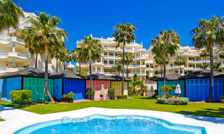 ¡Nuevo en el mercado! Exclusivo apartamento en venta con vistas al mar en un complejo en primera línea de playa en la Nueva Milla de Oro, Marbella - Estepona 35578 