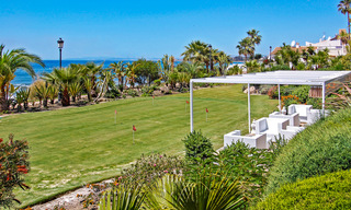 ¡Nuevo en el mercado! Exclusivo apartamento en venta con vistas al mar en un complejo en primera línea de playa en la Nueva Milla de Oro, Marbella - Estepona 35580 