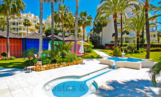 ¡Nuevo en el mercado! Exclusivo apartamento en venta con vistas al mar en un complejo en primera línea de playa en la Nueva Milla de Oro, Marbella - Estepona 35581 