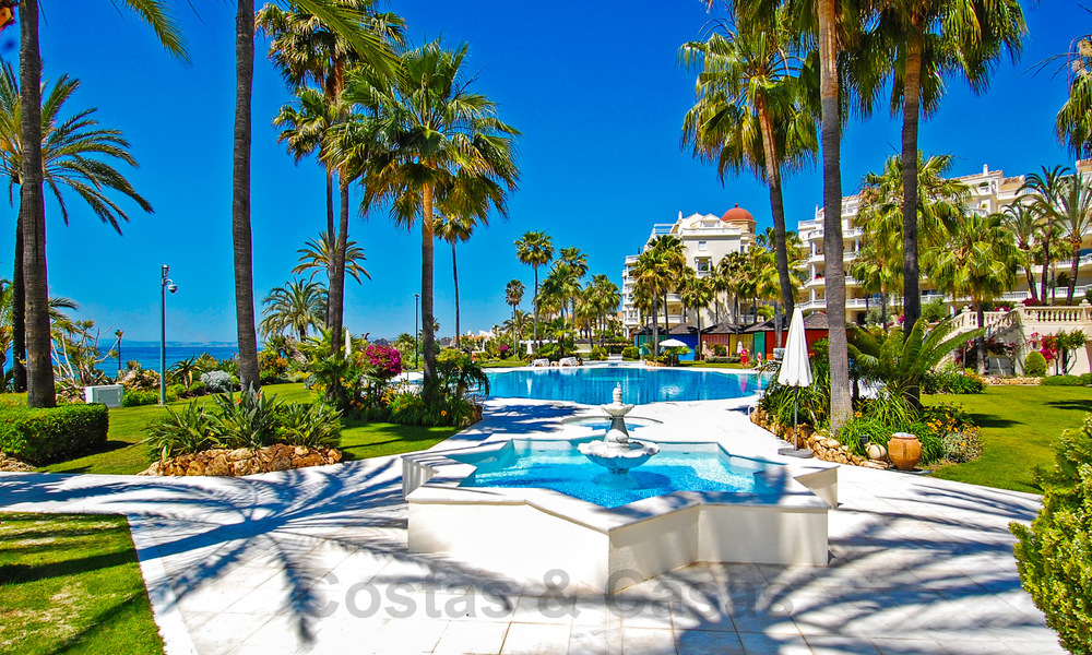Exclusivo apartamento en venta con vistas al mar en un complejo en primera línea de playa en la Nueva Milla de Oro, Marbella - Estepona 35582