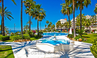 Exclusivo apartamento en venta con vistas al mar en un complejo en primera línea de playa en la Nueva Milla de Oro, Marbella - Estepona 35582 