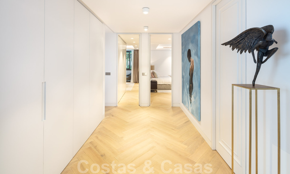 Villa de lujo en segunda línea de playa en venta en Puente Romano, Milla de Oro, Marbella 35600