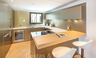 Villa de lujo en segunda línea de playa en venta en Puente Romano, Milla de Oro, Marbella 35606 