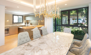 Villa de lujo en segunda línea de playa en venta en Puente Romano, Milla de Oro, Marbella 35607 