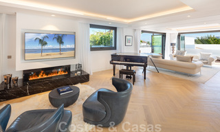 Villa de lujo en segunda línea de playa en venta en Puente Romano, Milla de Oro, Marbella 35608 