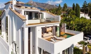 Villa de lujo en segunda línea de playa en venta en Puente Romano, Milla de Oro, Marbella 35617 