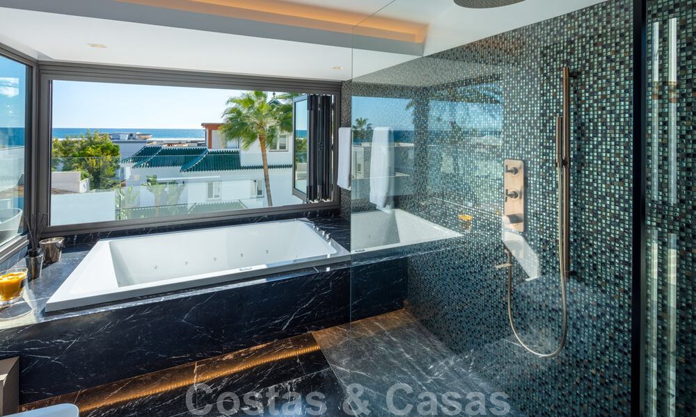 Villa de lujo en segunda línea de playa en venta en Puente Romano, Milla de Oro, Marbella 35621