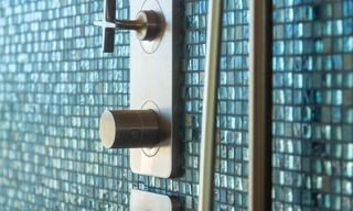 Villa de lujo en segunda línea de playa en venta en Puente Romano, Milla de Oro, Marbella 35624 