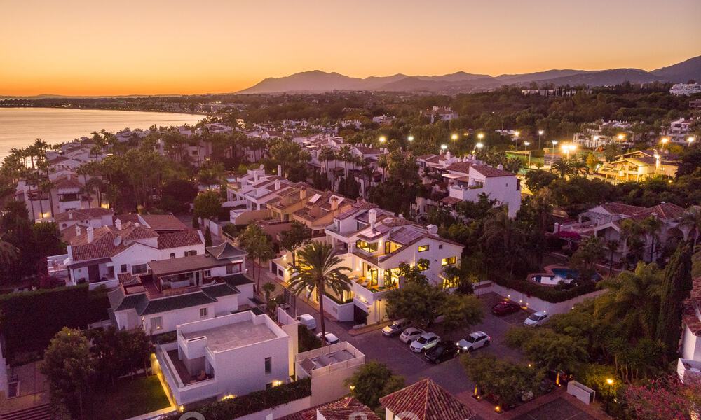 Villa de lujo en segunda línea de playa en venta en Puente Romano, Milla de Oro, Marbella 35630