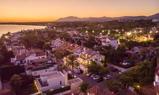Villa de lujo en segunda línea de playa en venta en Puente Romano, Milla de Oro, Marbella 35630 
