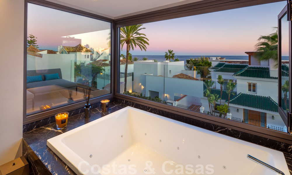 Villa de lujo en segunda línea de playa en venta en Puente Romano, Milla de Oro, Marbella 35633