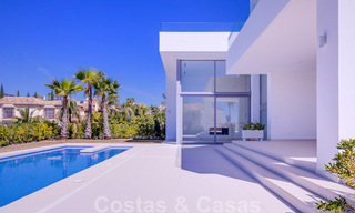 Lista para entrar a vivir, nueva y moderna villa de lujo en venta en Marbella - Benahavis en una zona residencial cerrada y segura 35639 