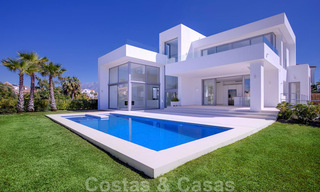Lista para entrar a vivir, nueva y moderna villa de lujo en venta en Marbella - Benahavis en una zona residencial cerrada y segura 35640 