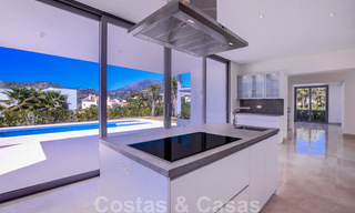 Lista para entrar a vivir, nueva y moderna villa de lujo en venta en Marbella - Benahavis en una zona residencial cerrada y segura 35641 