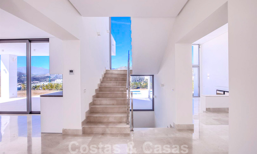Lista para entrar a vivir, nueva y moderna villa de lujo en venta en Marbella - Benahavis en una zona residencial cerrada y segura 35643