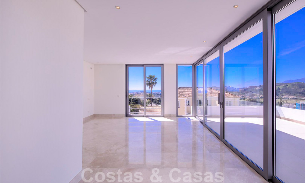 Lista para entrar a vivir, nueva y moderna villa de lujo en venta en Marbella - Benahavis en una zona residencial cerrada y segura 35644